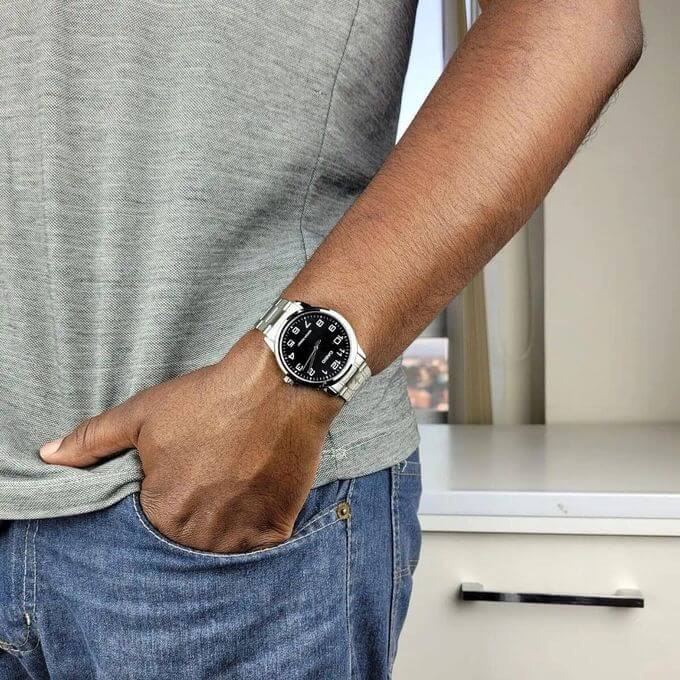 Casio – Montre classique au fond noir et index chiffres arabes blancs pour hommes – Bracelet en acier inoxydable argenté – MTP-V001D-1B