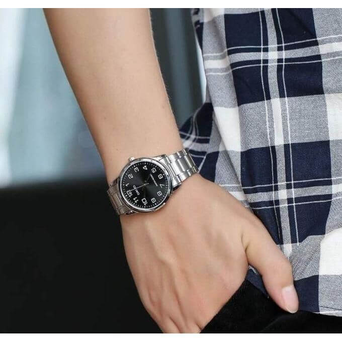 Casio – Montre classique au fond noir et index chiffres arabes blancs pour hommes – Bracelet en acier inoxydable argenté – MTP-V001D-1B