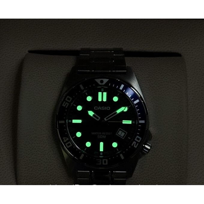 Casio – Montre classique au fond noir et index chiffres arabes blancs pour hommes – Bracelet en acier inoxydable argenté – MTP-V001D-1B