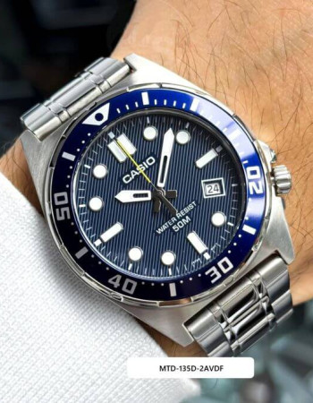 Casio – Montre classique au fond noir et index chiffres arabes blancs pour hommes – Bracelet en acier inoxydable argenté – MTP-V001D-1B Casio – Montre classique au fond noir et index chiffres arabes blancs pour hommes – Bracelet en acier inoxydable argenté – MTP-V001D-1B
