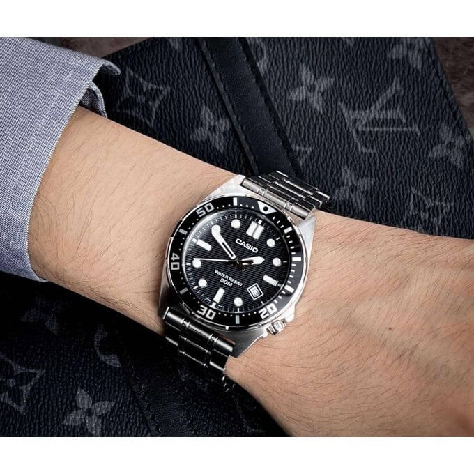 Casio – Montre analogique pour hommes – Fond noir – Étanche 50 m – Tout en acier inoxydable – MTD-135D-1AV