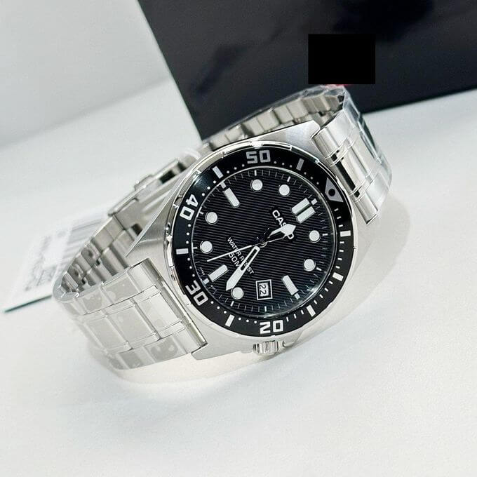 Casio – Montre analogique pour hommes – Fond noir – Étanche 50 m – Tout en acier inoxydable – MTD-135D-1AV