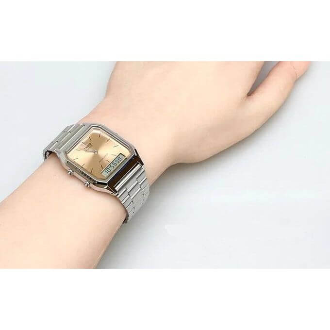 Casio – Montre fond couleur saumon – Double montre numérique/analogique – Bracelet en acier inoxydable – AQ-230A-4AMQY