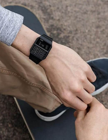 Casio – Bracelet en résine Bio de couleur Noir – Style rétro Vintage avec mini-calculatrice révolutionnaire – CA-53WB-1B