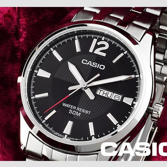 Casio – Montre pour hommes au fond texturé en noir et dateur jours/mois – Étanche 50 m – MTP-1335D-1AVDF