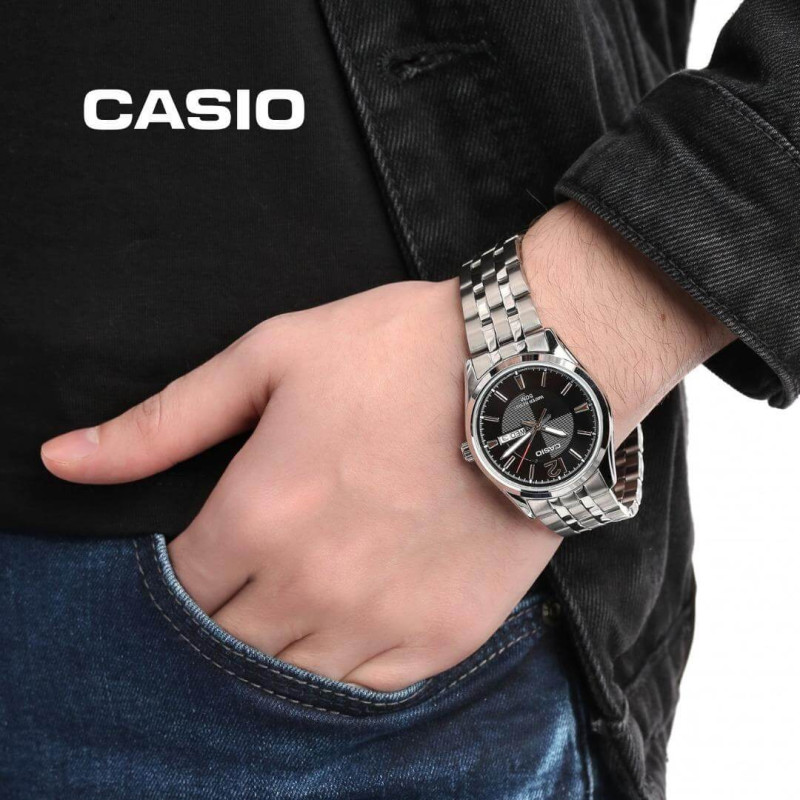 Casio – Montre pour hommes au fond texturé en noir et dateur jours/mois – Étanche 50 m – MTP-1335D-1AVDF