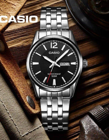 Casio – Montre pour hommes au fond texturé en noir et dateur jours/mois – Étanche 50 m – MTP-1335D-1AVDF Casio – Montre pour hommes au fond texturé en noir et dateur jours/mois – Étanche 50 m – MTP-1335D-1AVDF