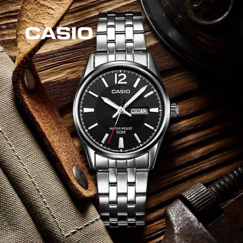 Casio – Montre pour hommes au fond texturé en noir et dateur jours/mois – Étanche 50 m – MTP-1335D-1AVDF