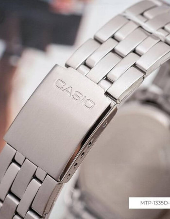 Casio – Modèle classique pour hommes au fond texturé argenté avec dateur sur 3h et étanchéité 50 m – MTP-1335D-7AVDF Casio – Modèle classique pour hommes au fond texturé argenté avec dateur sur 3h et étanchéité 50 m – MTP-1335D-7AVDF