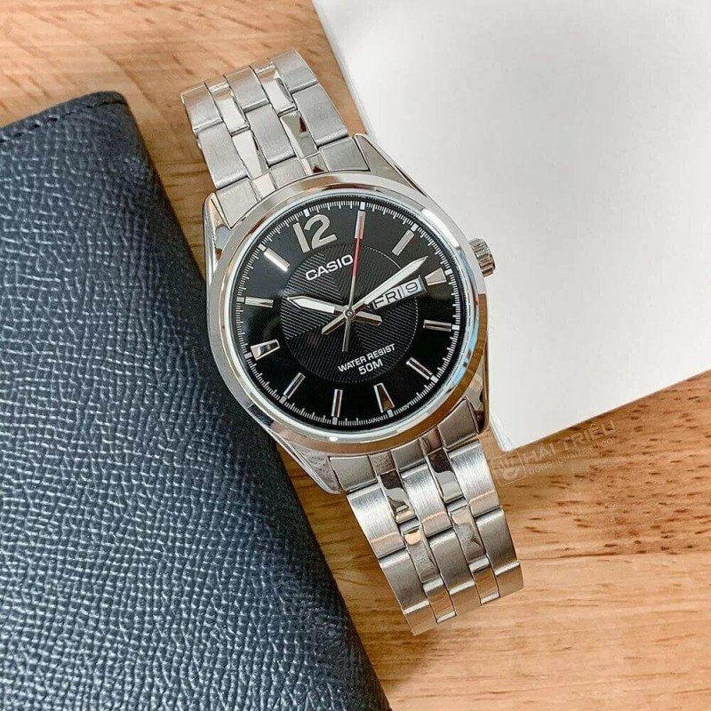 Casio – Montre pour hommes au fond texturé en noir et dateur jours/mois – Étanche 50 m – MTP-1335D-1AVDF