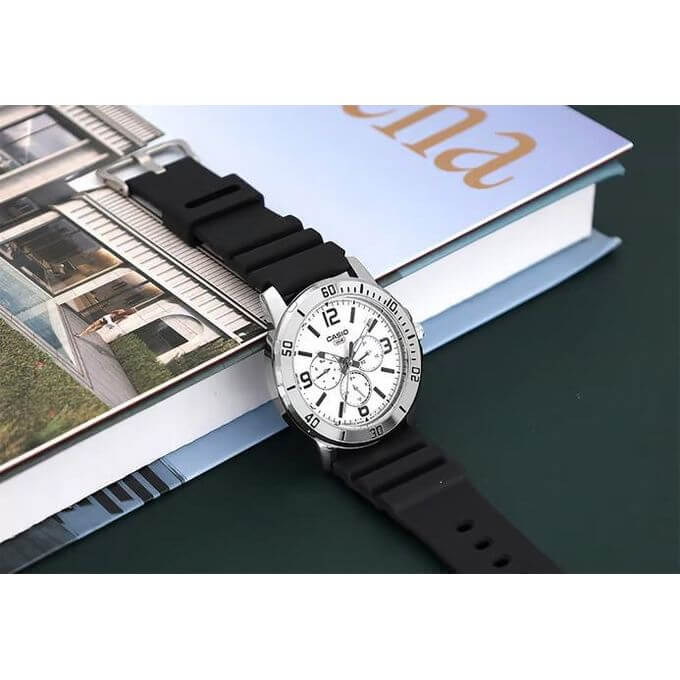 Casio – Montre en bracelet résine noir – Argentée cadran blanc – Étanche – MTP-VD300-7B