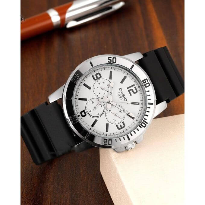 Casio – Montre en bracelet résine noir – Argentée cadran blanc – Étanche – MTP-VD300-7B