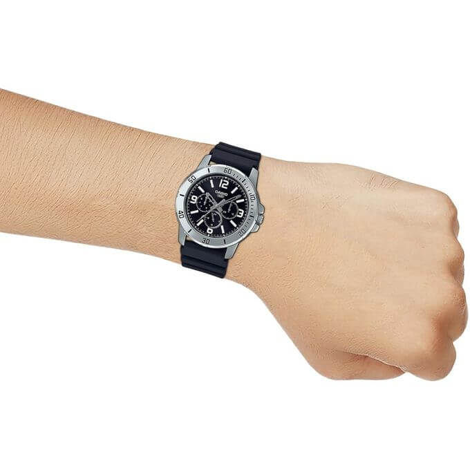 Casio – Montre en bracelet résine noir – Étanche – Argentée cadran noir – MTP-VD300-1B