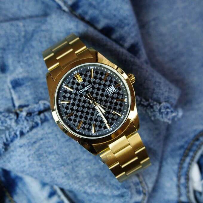 Casio – Montre dorée, cadran noir et index dorés pour hommes – Afficheur de date – Tout en acier inoxydable – MTP-VD03G-1A