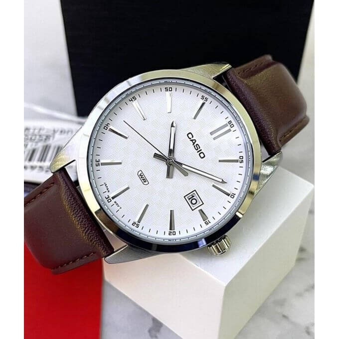 Casio – Montre classique en bracelet cuir marron pour hommes – Fond blanc avec dateur – MTP-VD03L-5A