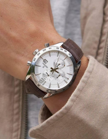 Festina – Chronographe en bracelet cuir marron pour hommes – Avec dateur – Étanche 50 m – F16760/1