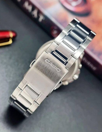 Casio – Fond noir avec 3 cadrans blancs – Étanche 50 m & tout en acier inoxydable – MTP-1374D-1A3V