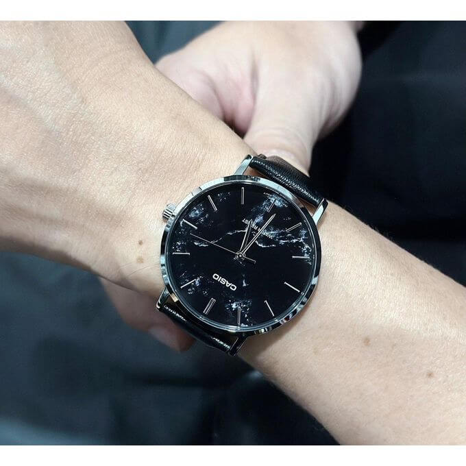 Casio – Montre classique pour hommes – Dotée d’un cadran sophistiqué, inspiré du marbre Noir – MTP-VT01LM-1A