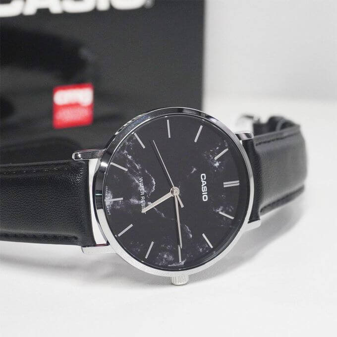 Casio – Montre classique pour hommes – Dotée d’un cadran sophistiqué, inspiré du marbre Noir – MTP-VT01LM-1A