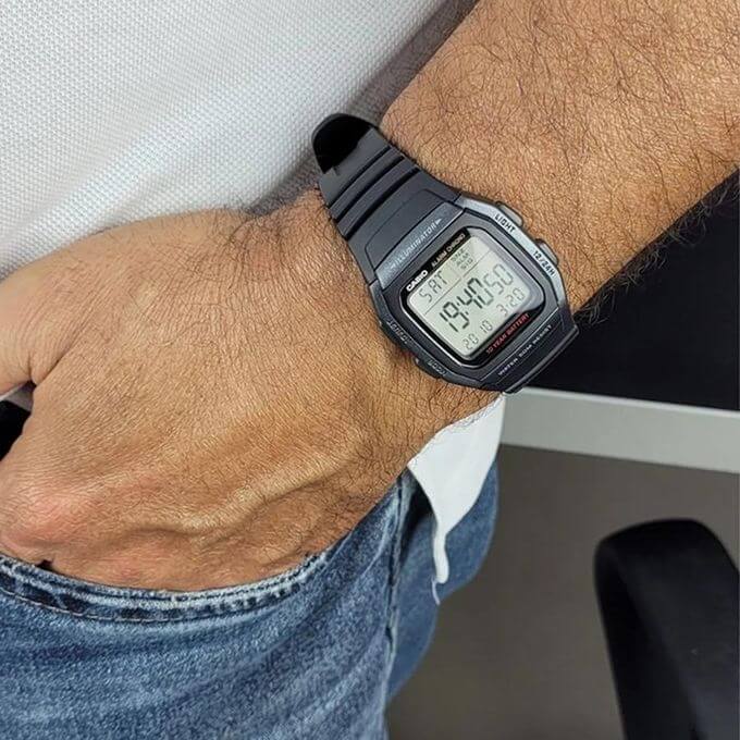 Casio – Montre digitale pour hommes – Bracelet en résine noir – Autonomie pile 10 ans – W-96H-1BV