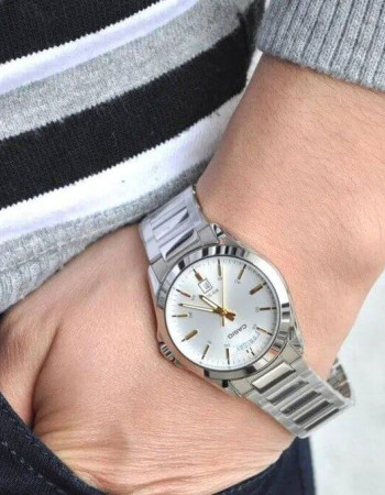 Casio – Fond blanc avec index tirets en doré – des jours et des mois – Étanchéité de 50 mètres – MTP-1370D-7A2VDF