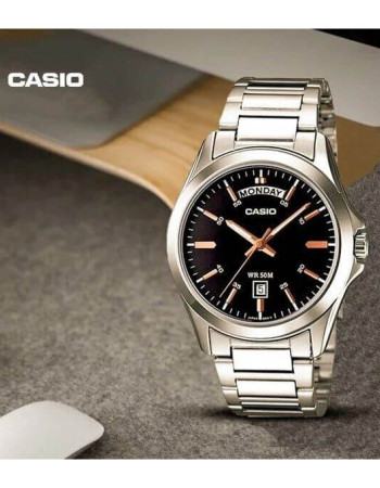 Casio – Fond noir avec index et tiret en bronze. Indicateur de date, jour/mois. Étanchéité de 50 mètres. – MTP-1370D-1A2