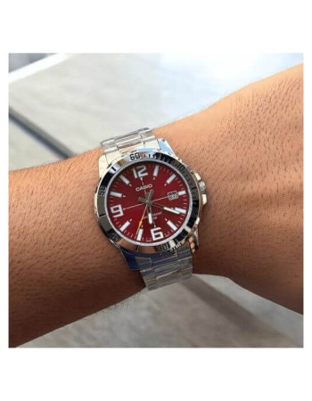 Casio – Fond rouge cramoisi avec dateur pour hommes – Tout en acier inoxydable – MTP-VD01D-4BV