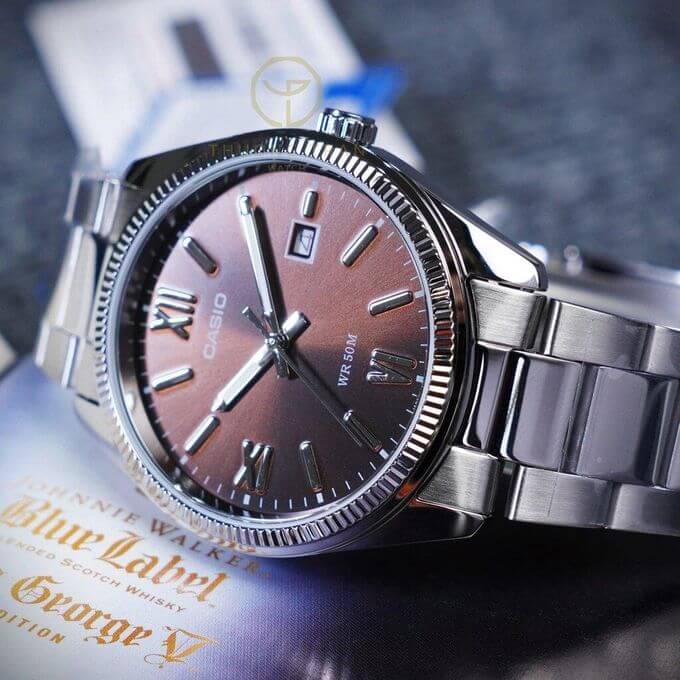 Casio – Montre classique pour hommes – Fond marron avec dateur – Étanche 50 m – MTP-1302DD-5AV