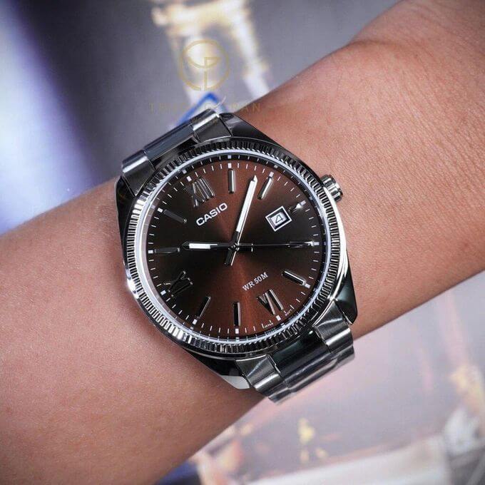 Casio – Montre classique pour hommes – Fond marron avec dateur – Étanche 50 m – MTP-1302DD-5AV