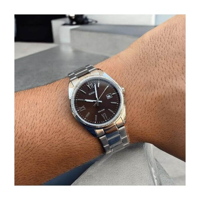 Casio – Montre classique pour hommes – Fond marron avec dateur – Étanche 50 m – MTP-1302DD-5AV