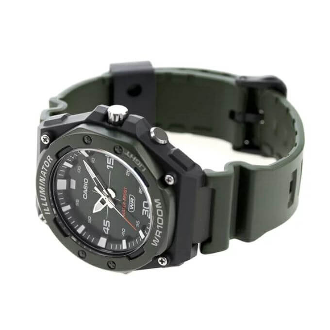 Casio – Cadran vert, Montre étanche 10 BAR avec bouton LED Light, Bracelet résine vert – MW-620H-3AV