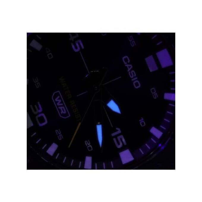 Casio – Sport avec Bouton de lumière – W.R 100 mètres, Cadran noir – Bracelet en résine – MW-620H-1AV