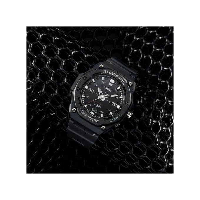 Casio – Sport avec Bouton de lumière – W.R 100 mètres, Cadran noir – Bracelet en résine – MW-620H-1AV