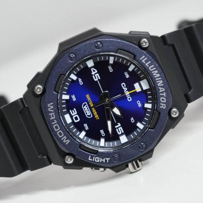 Casio – Montre sport pour hommes, Cadran bleu avec bouton de lumière – Bracelet en résine – MW-620H-2AV