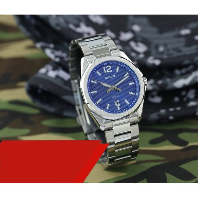 Casio – Cadran bleu & Dotée des motifs rayés & dateur sur 6h – Acier inoxydable – MTP-E725D-2AV