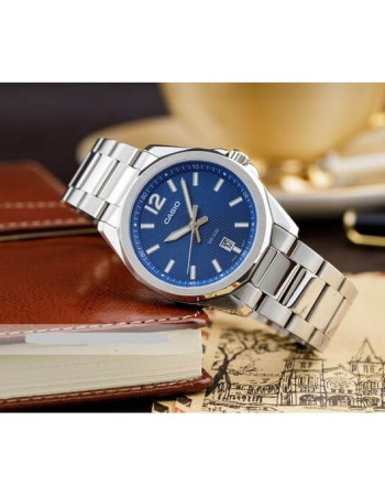 Casio – Cadran bleu & Dotée des motifs rayés & dateur sur 6h – Acier inoxydable – MTP-E725D-2AV