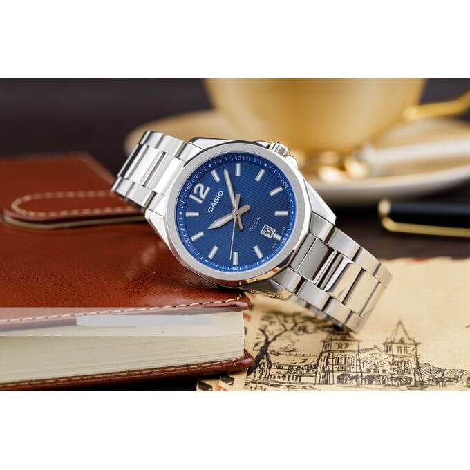 Casio – Cadran bleu & Dotée des motifs rayés & dateur sur 6h – Acier inoxydable – MTP-E725D-2AV