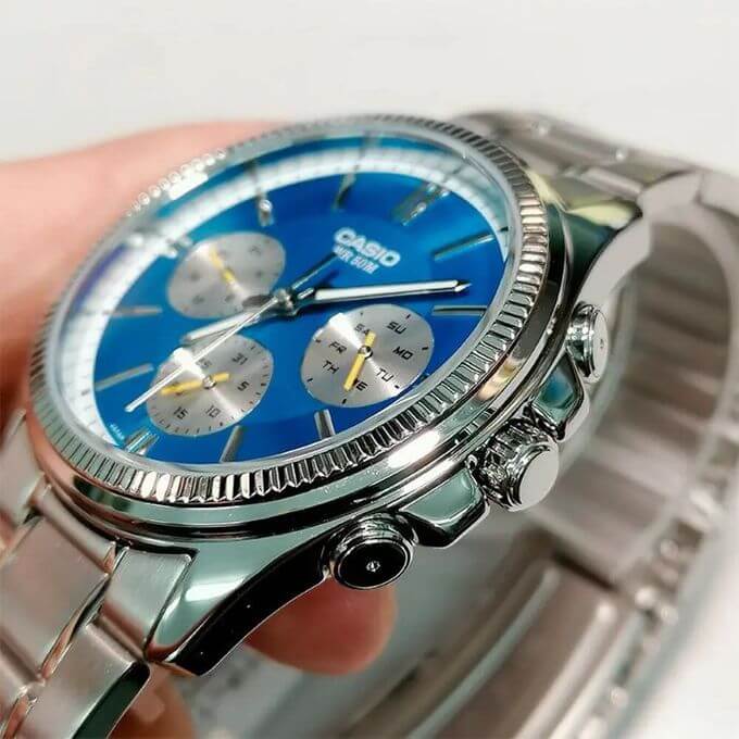 Casio – Montre pour homme, cadran turquoise avec date. Acier inoxydable – MTP-1375D-2A2V
