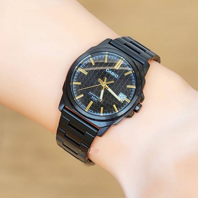 Casio – Cadran noir avec index doré – Affichage date sur 3h – Étanche 50 m – MTP-E720B-1AV