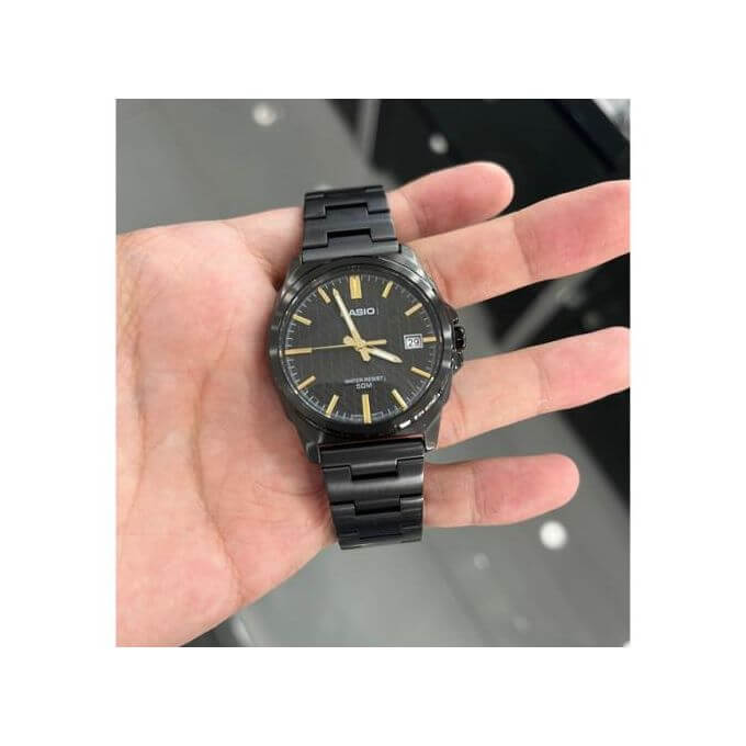 Casio – Cadran noir avec index doré – Affichage date sur 3h – Étanche 50 m – MTP-E720B-1AV