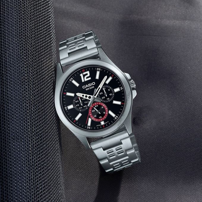 Casio – Cadran 40 mm en fond noir et avec dateur – Tout en acier inoxydable – MTP-E350D-1BV