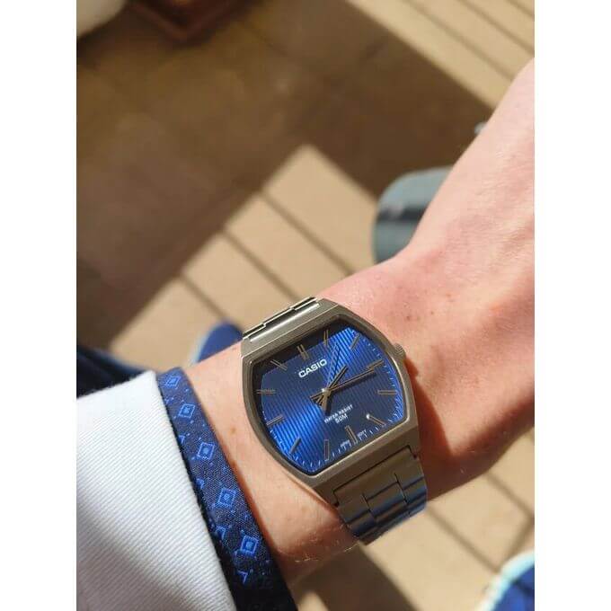 Casio – Blue dial in bold square version – Fully stainless steel – MTP-B140D-2AV