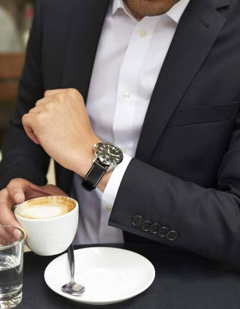 Casio – Edifice classique pour hommes – Étanche 100 m avec dateur sur 3h – Bracelet cuir noir – EFV-100L-1AV