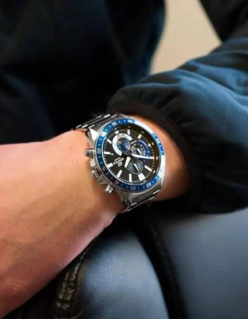 Casio – Fond noir/bleu – Grand cadran – Chronographe – Étanche à 10 bar – EFV-620D-1A2V