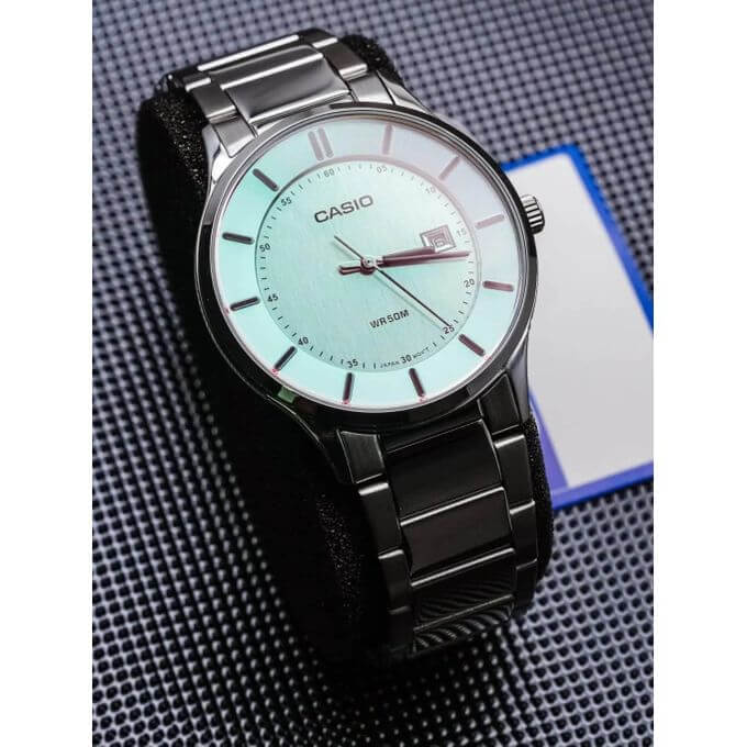 Casio – Montre pour homme en cadran Chaque inclinaison du poignet change de couleur – MTP-E605D-7EV