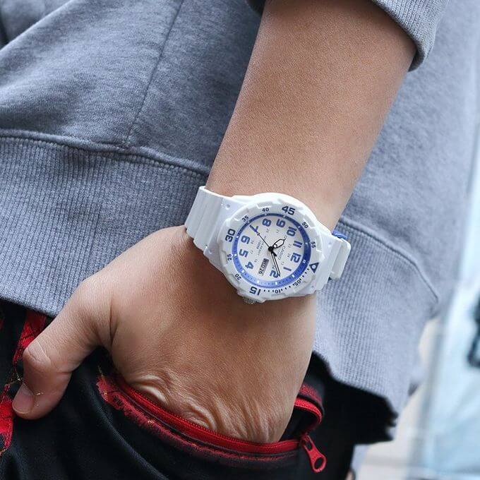 Casio – Montre en résine blanc, cadran blanc, chiffres bleus – Étanche 100 m – MRW-200HC-7B2VDF