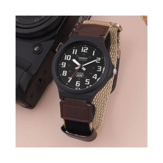 Casio – Montre cadran noir et bracelet nylon beige – Étanche 50 m – MW-240B5BVDF