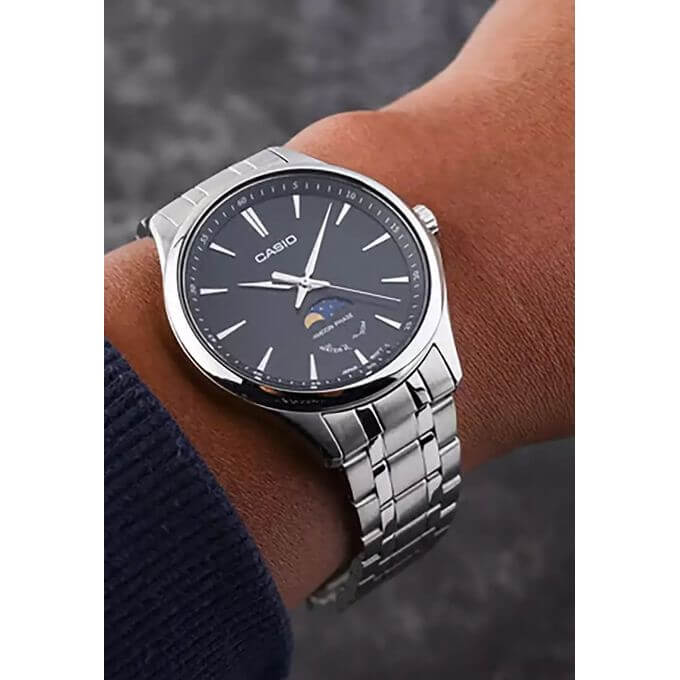 Casio – Montre cadran noir avec indicateur de phase de lune – Bracelet inoxydable – MTP-M100D-1AVDF