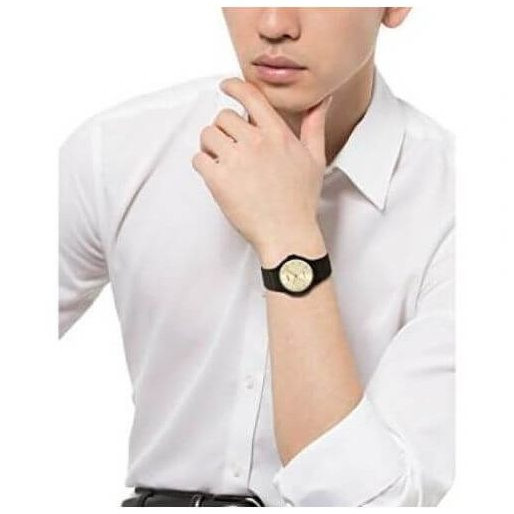 Casio – Simple au fond jaune – Bracelet en résine noir – Étanche – MQ-24-9ELDF