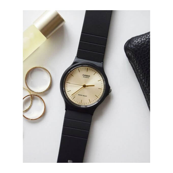 Casio – Simple au fond jaune – Bracelet en résine noir – Étanche – MQ-24-9ELDF